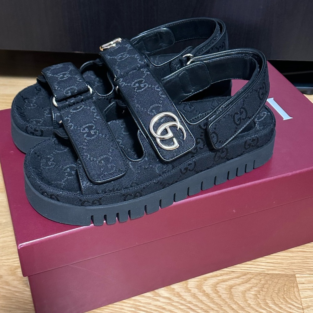 💯% Authentic! Brand New! Gucci WOMEN'S SANDAL WITH DOUBLE G size US7/EU37